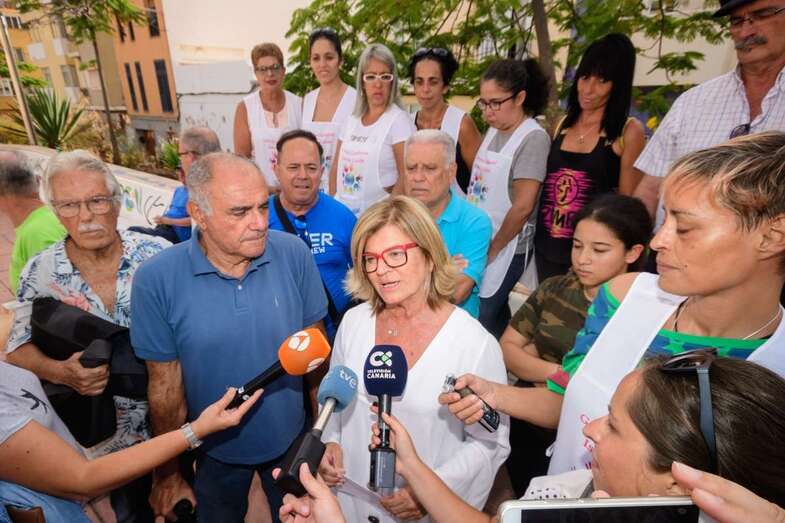 Inmaculada Medina, tras anunciar la medida a los vecinos de La Isleta (Foto TA)